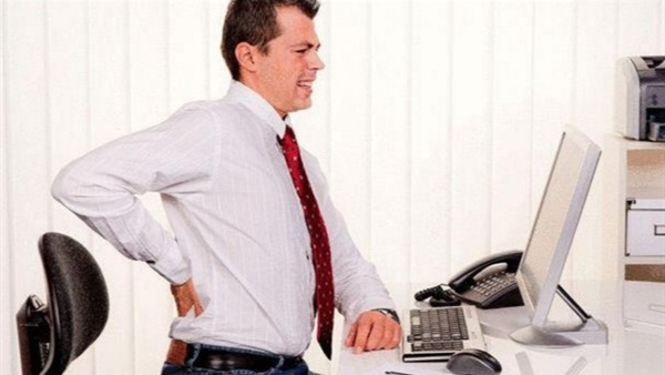 أضرار الجلوس فترات طويلة أمام الكمبيوتر