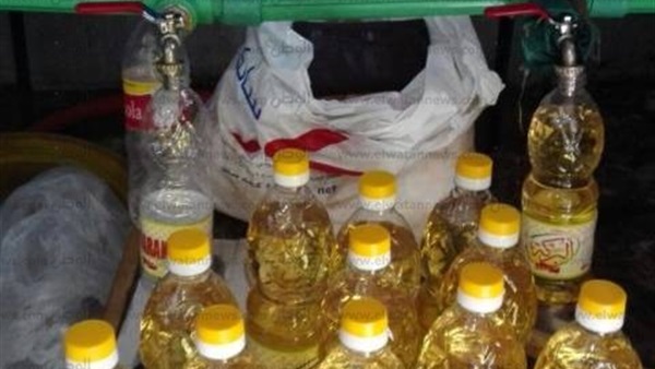 ضبط بقال لتجميعه زجاجات الزيت التمويني في البحيرة