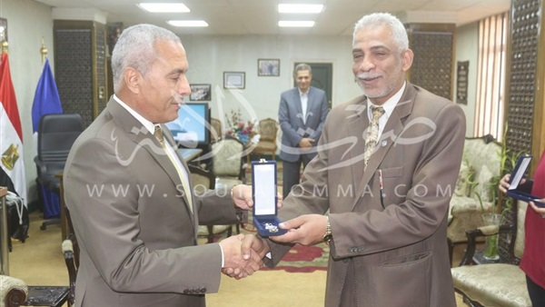 محافظ السويس يكرم المتميزين بلجنة التفتيش على المصالح الحكومية 