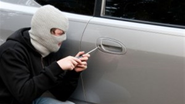 أمين شرطة يحبط محاولة سرقة سيارة بالعجوزة 