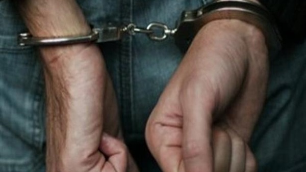 مسجل خطر يذبح نفسه بـ «شفرة موس» أثناء القبض عليه