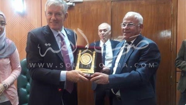 «الغضبان» يهدي درع محافظة بورسعيد للسفير الفرنسي (صور)