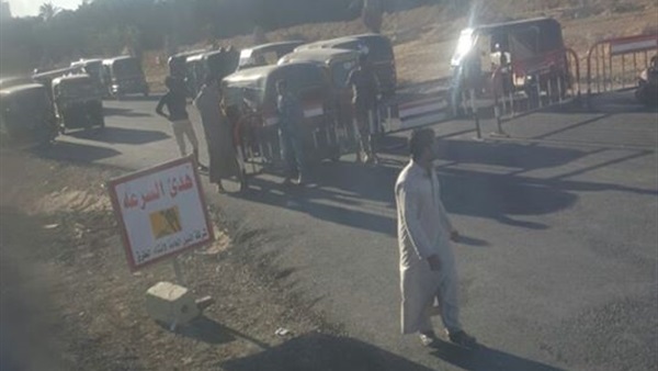 الجماهير تلجأ لـ«التوك توك» فى الوصول إلى «برج العرب» (صور) 