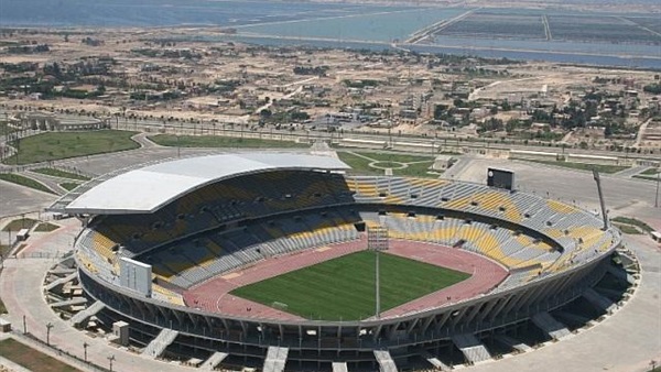 عاجل.. الجماهير تقتحم استاد برج العرب 