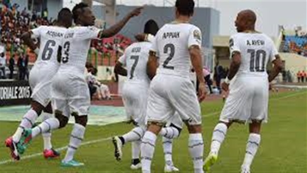 لاعبو غانا يلتقطون الصور للجماهير في المدرجات