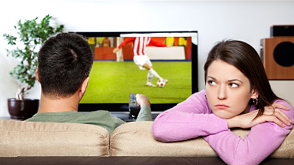 أشهر الأسئلة الوجودية للبنات فى الكورة.. "إيه الفرق بين الأوفسايد والتسلل"