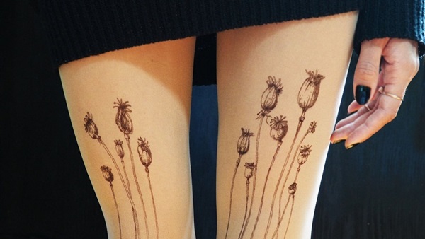 التاتو يزين الجوارب الطويلة