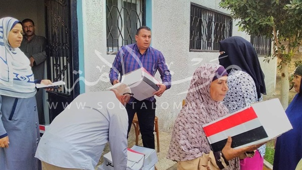 توزيع كراتين «تحيا مصر» على المواطنين بكفر الشيخ (صور)
