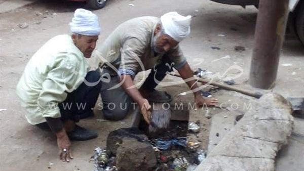 حملة لتطهير بالوعات المطر في دمياط (صور)