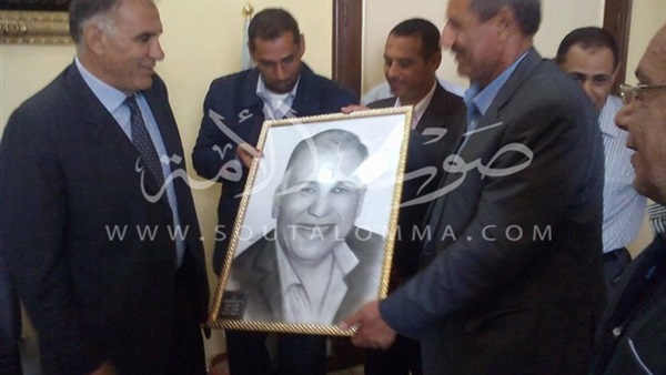 «العاملون بدسوق» يكرمون مساعد المحافظ بعد ترقيته