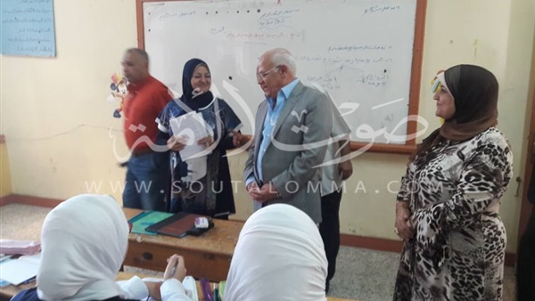 محافظ بورسعيد يتفقد مدرسة ويتابع عمل القوافل التعليمية 