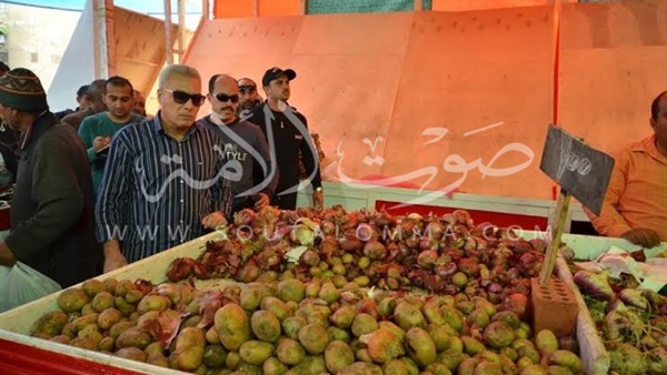 بالصور..محافظ بورسعيد يتفقد شادر بيع الخضروات المخفضة 