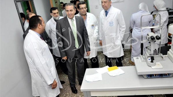 رئيس جامعة المنصورة يبحث تطوير مركز العيون 