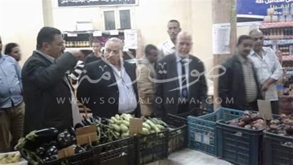 صور.. سكرتير مساعد المحافظ يتفقد منفذ «دمياط تأمر»