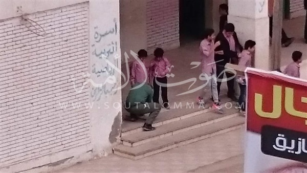 «مدرس بدرجة أب».. ينحني ليربط حذاء تلميذ بالشرقية (صور)
