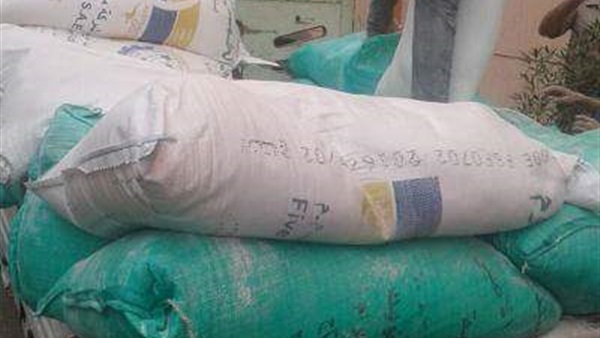 ضبط 30 شيكارة دقيق مدعم قبل بيعها بالسوق السوداء بالشرقية