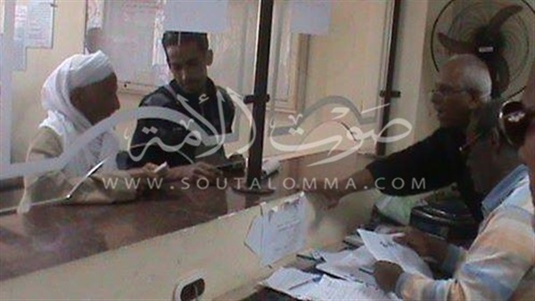 تسليم 5000 جنيه تعويضات لمتضرري سيول رأس غارب