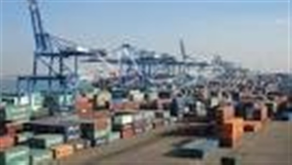 ميناء دمياط يستقبل سفينة حاويات و4 سفن بضائع عامة