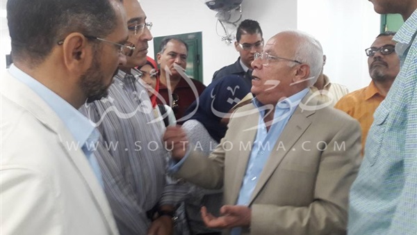 محافظ بورسعيد يتفقد غرف عمليات مستشفى النساء الجديد 