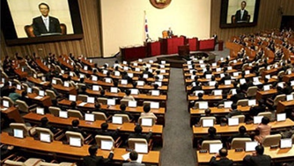 برلمان «سول» يبحث التحقيق في فضيحة صديقة رئيسة البلاد