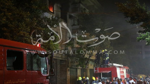 الحماية المدنية تحاول السيطرة على حريق بمخزن ملابس بالفجالة 