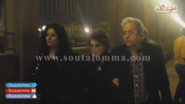 فيديو.. بعد طول غياب.. «صفية العمري» تظهر في عزاء محمود عبدالعزيز