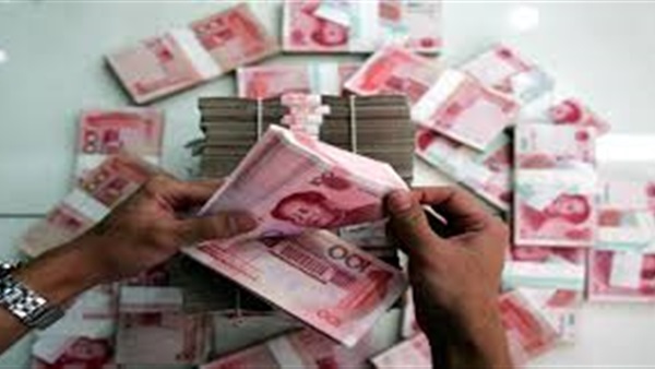 اليوان يتراجع إلى أدنى مستوى له في 8 سنوات أمام الدولار
