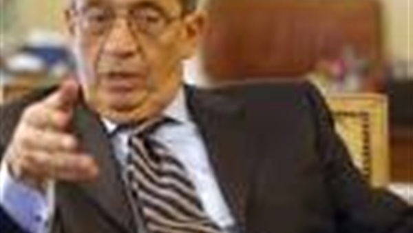 عمرو موسى يختتم مشاركته في مؤتمر «التطوير والاستثمار» بالإمارات 