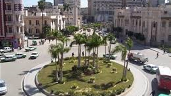 بالصور.. توزيع التعويضات علي 150 مزارع متضرر من "سيول البحيرة" 