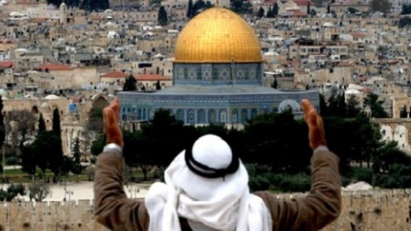 الفلسطينيون يحتجون على «مشروع قانون الآذان» الإسرائيلي