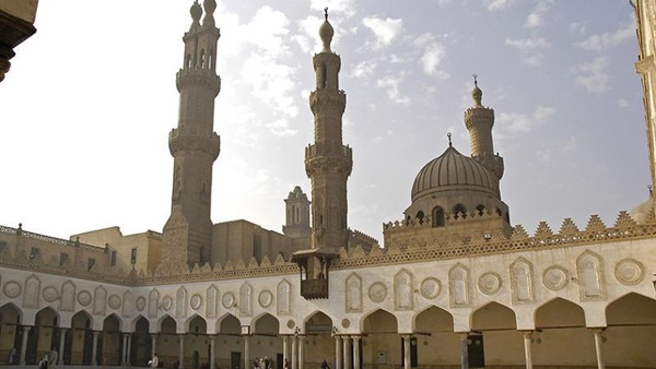 الأزهر الشريف يدين حرق المساجد في الغرب ويطالب بحماية المسلمين