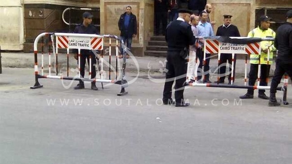 الأمن يلزم الصحفيين الشوارع الجانبية قبل النطق بالحكم على «قلاش» (صور)