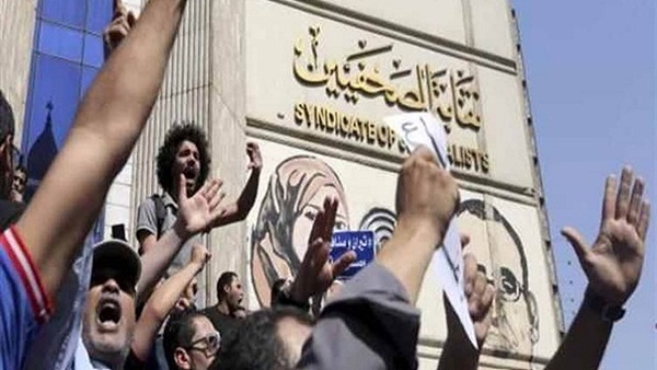 وقفة احتجاجية على سلالم «الصحفيين» بعد قرار حبس النقيب
