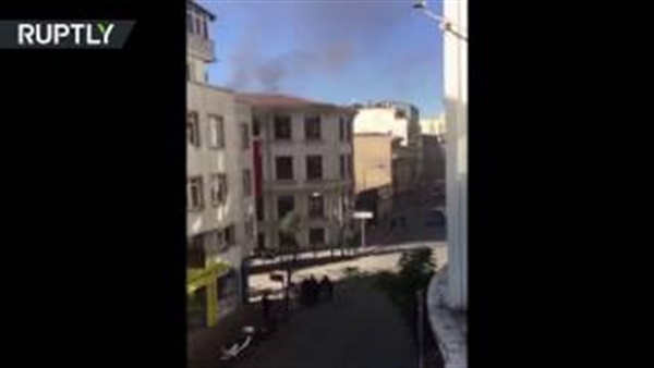 لاجئون يحرقون مركزا للإيواء بتركيا (فيديو)