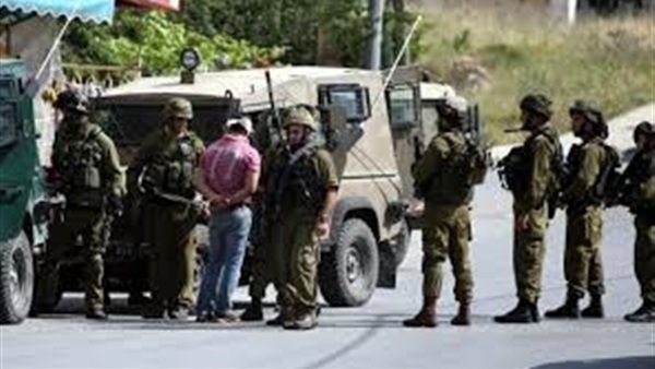 الاحتلال يعتقل 10 فلسطينيين من الضفة الغربية