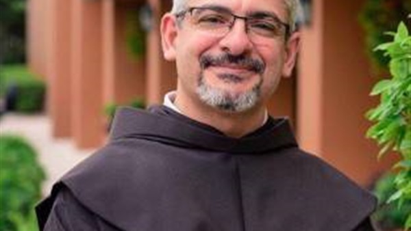 بطرس دانيال يؤكد على ضرورة تقنين «زي الكهنوت» 