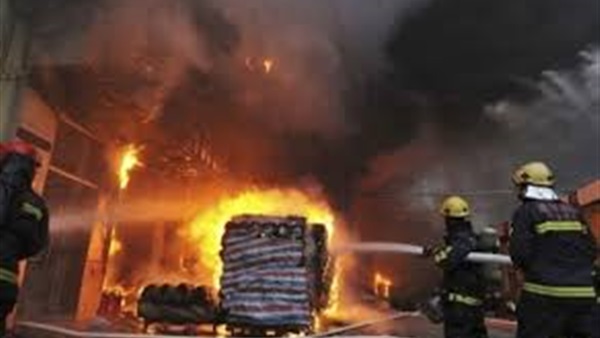 ندب الأدلة الجنائية لمعاينة حريق مصنع بالإسكندرية