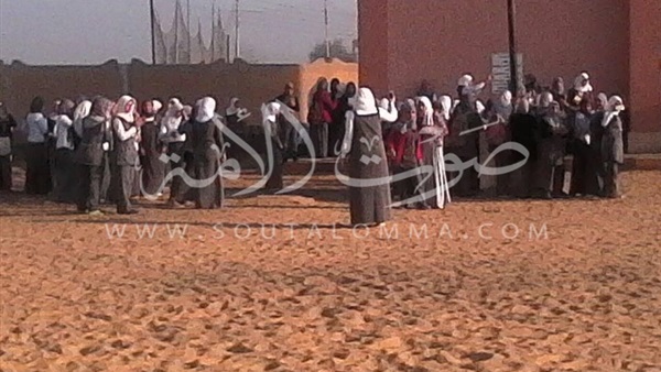 طلاب بنها يعتصمون اعتراضا على نقل مدير مدرسة (صور)