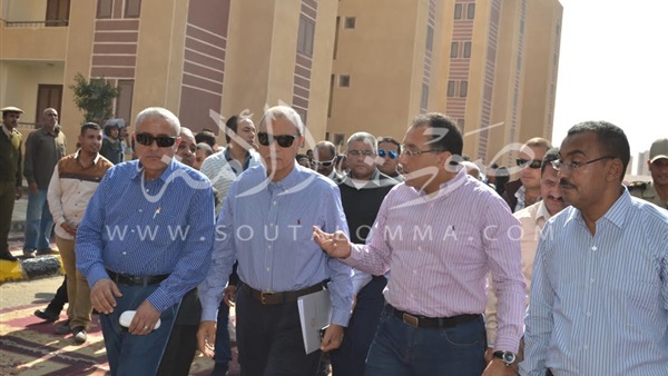 وزير الإسكان يسلم عقود 76 وحدة سكنية بـ«قنا الجديدة» 