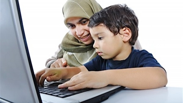خبراء: مراقبة استخدام الأطفال للإنترنت يساعد في منع إدمانهم له
