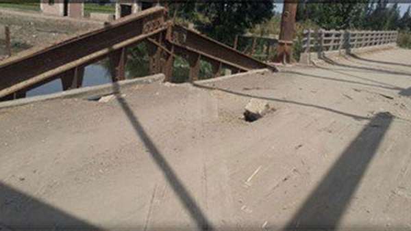 ارتباك الحركة المرورية بعد إنهيار جزئي بكوبري مركز ملوى بالمنيا