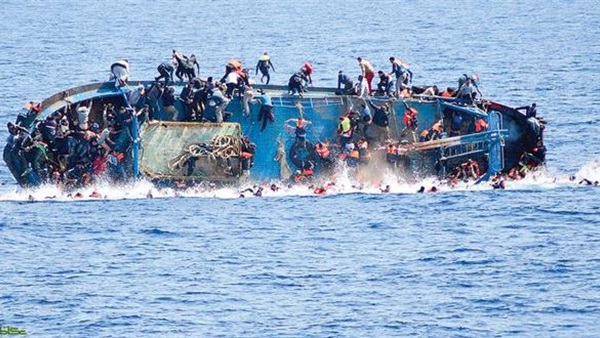8 قتلى والعديد من المفقودين إثر غرق مركب مهاجرين قبالة إيطاليا