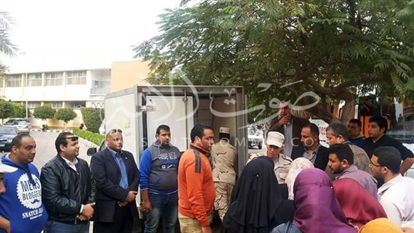 القوات المسلحة توزع كراتين «تحيا مصر» بجامعة المنصورة (صور)‎