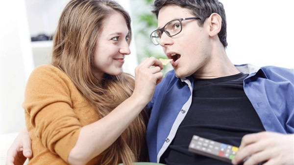 تعرف على أسباب زيادة السمنة بعد الزواج