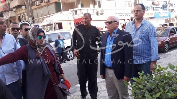 محافظ بورسعيد يلزم المحلات بوضع «تسعيرة للسلع» 