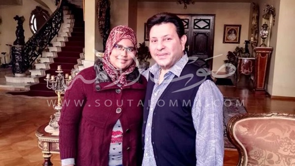هاني شاكر يستقبل «معجبته» في منزله بعد مداخلة عمرو أديب (صور)