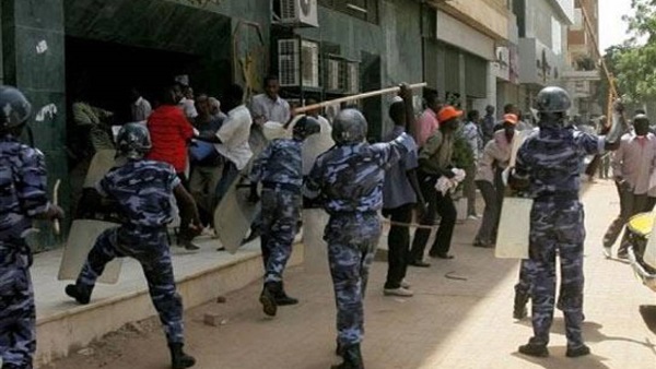 قوات الأمن السودانية تعتقل زعماء للمعارضة وسط احتجاجات