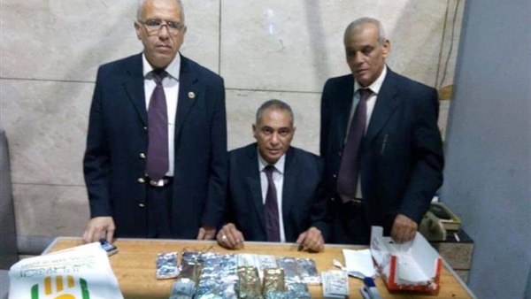 جمارك المطار تحبط محاولة تهريب ربع مليون دولار (صور)