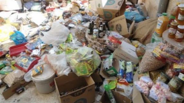 ضبط 109 ألف عبوة سلع فاسدة في حملة تموينية بالإسكندرية