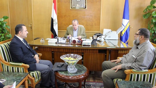 «طه» يبحث استعدادات «صنع في دمياط» بأرض المعارض‎